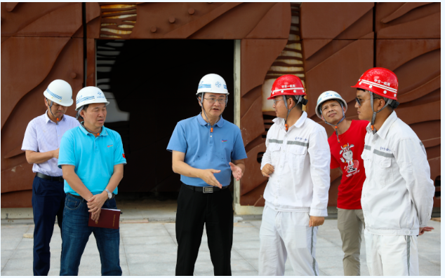 歡迎三沙市市委常委，市長鄧忠蒞臨我司承接的三沙廣場項(xiàng)目，三沙文體館項(xiàng)目現(xiàn)場調(diào)研并指導(dǎo)